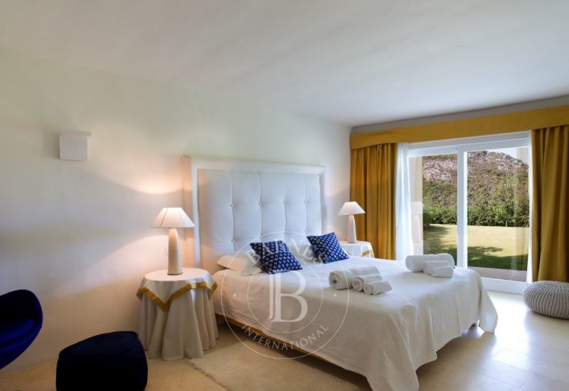 Villa Golden Walls