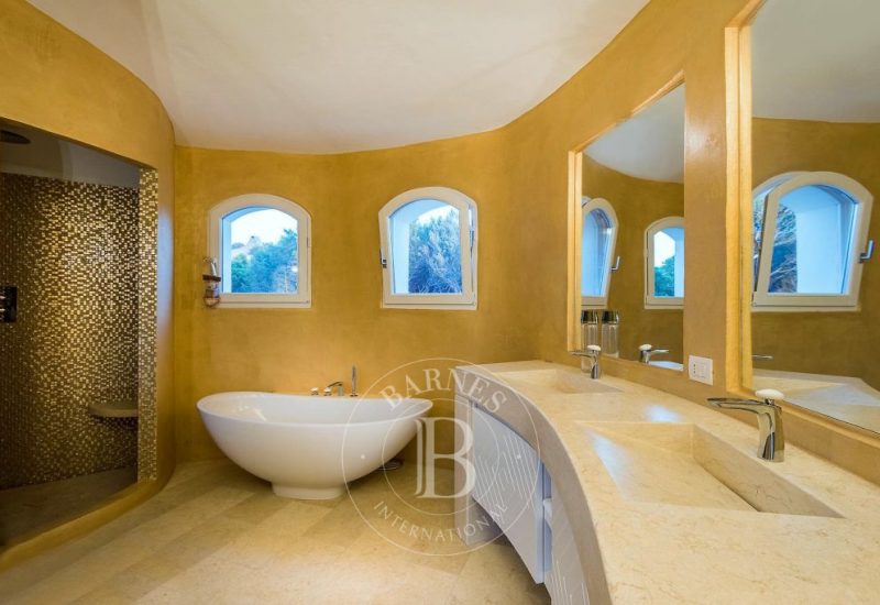 Villa Golden Walls